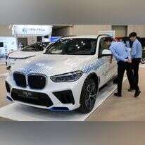 מכונית הקונספט מונעת המימן BMW iX5. | ANTHONY WALLACE / AFP