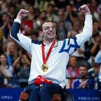 עמי דדאון חוגג את מדליית הזהב / AFP