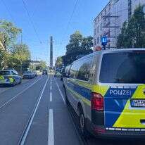 רכבי משטרה חונים במינכן ליד המרכז לתיעוד נאצי והקונסוליה הכללית של ישראל במינכן, גרמניה. | סיימון זקסדר / dpa via AP