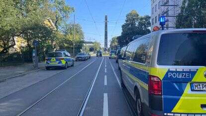 רכבי משטרה חונים במינכן ליד המרכז לתיעוד נאצי והקונסוליה הכללית של ישראל במינכן, גרמניה. | סיימון זקסדר / dpa via AP