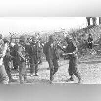 חיילי צה"ל מזהים מחבלים לפני שחרורם בעסקת ג'יבריל, 1985. | לע"מ