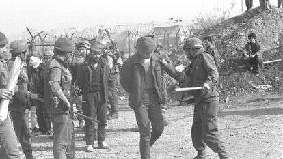 חיילי צה"ל מזהים מחבלים לפני שחרורם בעסקת ג'יבריל, 1985. | לע"מ