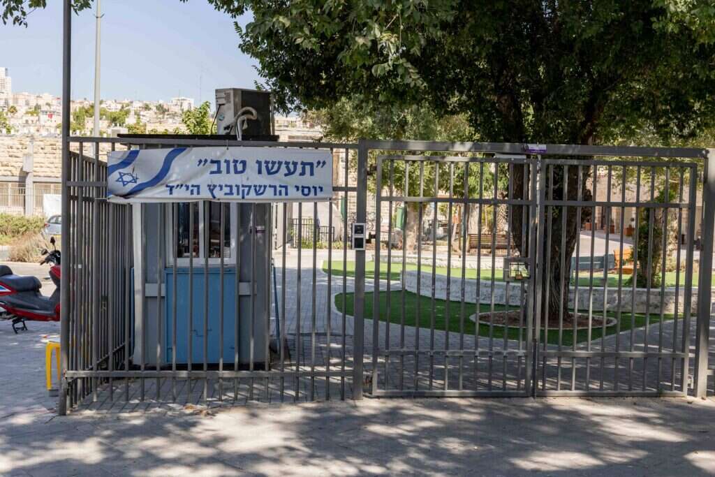 "עמדתי בכניסה, חילקתי סוכריות, נתתי כיפים. זו מתיקות שאין כדוגמתה. וכן, מדי פעם הדמעות עולות לעיניים". שערי פלך בנים, השבוע. | נעמה שטרן