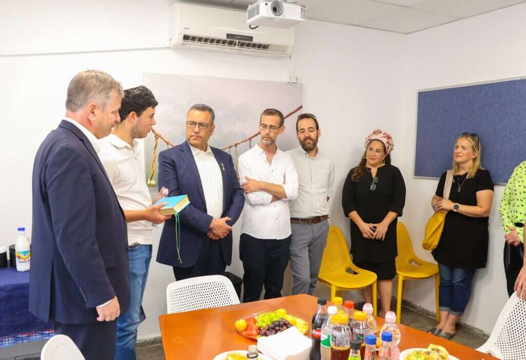 "בטוחני שבית הספר ימשיך לפרוח". ראש העיר משה ליאון בביקור בפלך בנים אחרי יום העצמאות. | דוד שרשבסקי