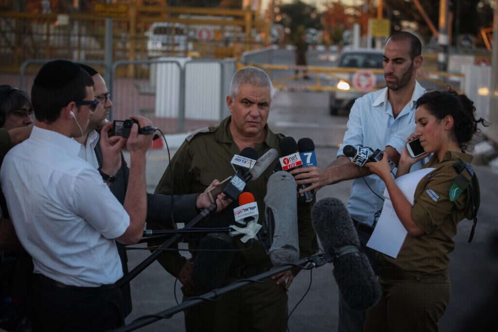 אלמוז בעת שירותו כדובר צה"ל. | פלאש 90