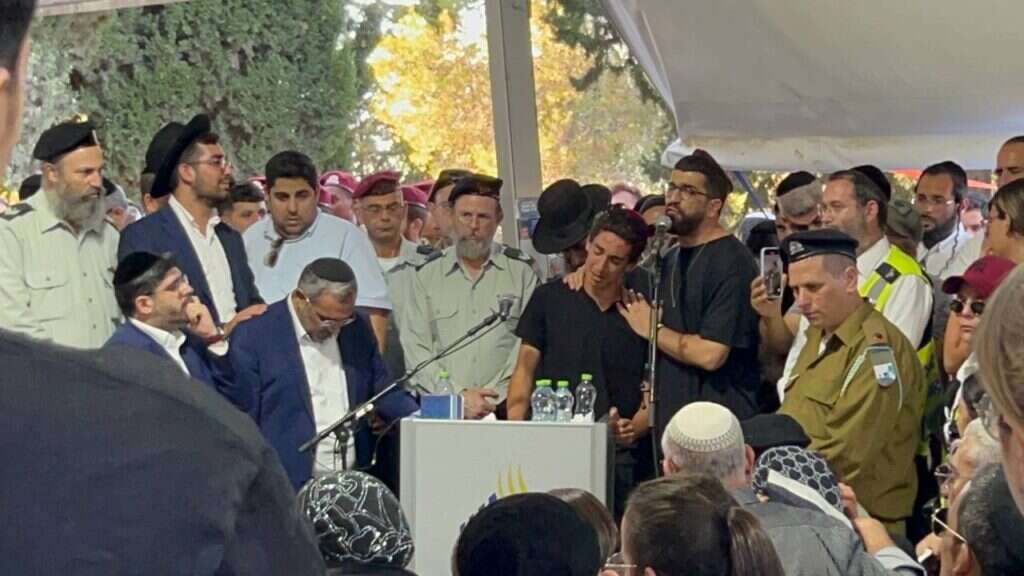 חנן בן־ארי שר בהלווייתו של אורי בהר הרצל, ביום ראשון. | עמיאל ירחי