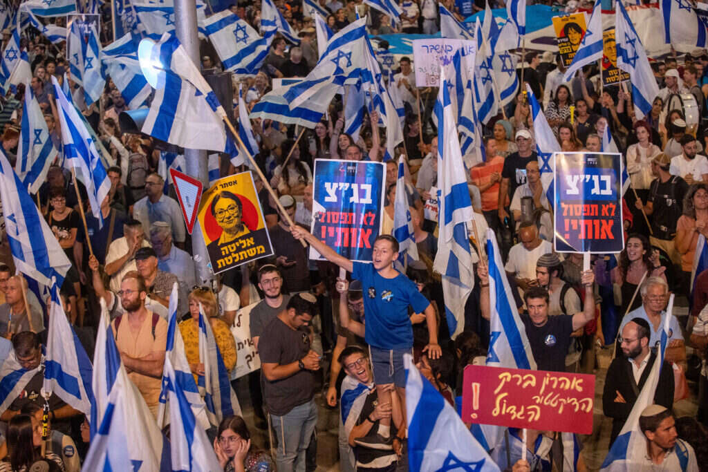 "פוסטים וסרטונים לא עוזרים לשנות מגמות. רק מסות של אנשים". הפגנת הימין בעד הרפורמה המשפטית, ספטמבר 2023. | אורן בן־חקון "פוסטים וסרטונים לא עוזרים לשנות מגמות. רק מסות של אנשים". הפגנת הימין בעד הרפורמה המשפטית, ספטמבר 2023. | אורן בן־חקון