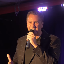 יוסי וידר במופע סטנדאפ. | מסך מיוטיוב