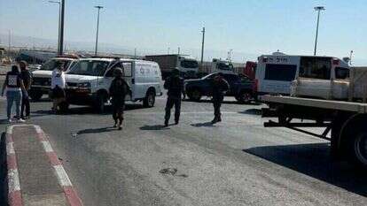 זירת הפיגוע במעבר אלנבי. | דוברות מד"א