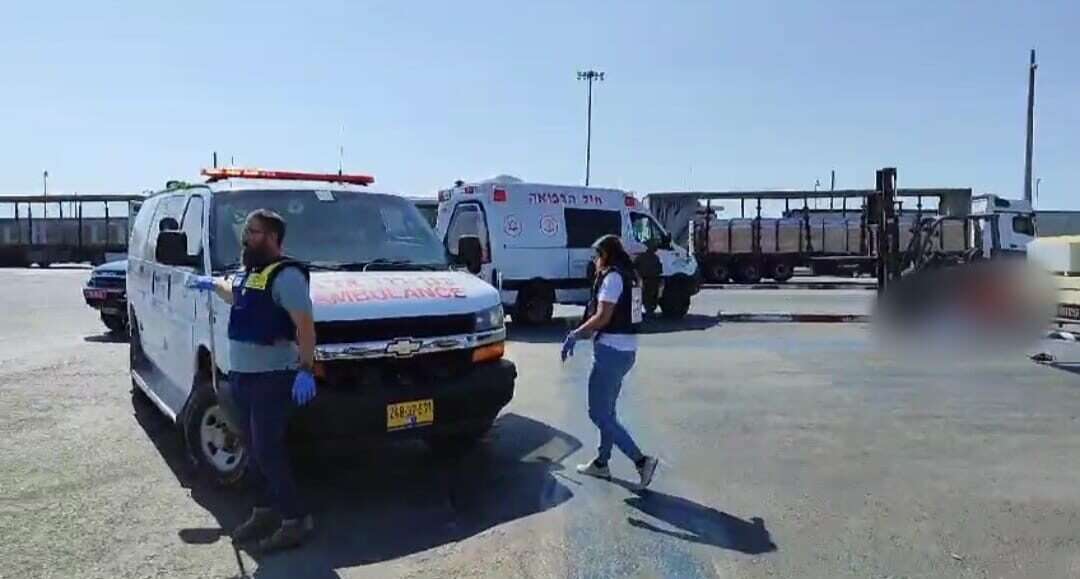 זירת הפיגוע במעבר אלנבי. | דוברות מד"א זירת הפיגוע במעבר אלנבי. | דוברות מד"א