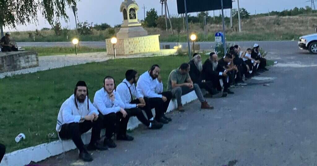 חסידי ברסלב ממתינים במולדובה. | אדוארד דוקס חסידי ברסלב ממתינים במולדובה. | אדוארד דוקס