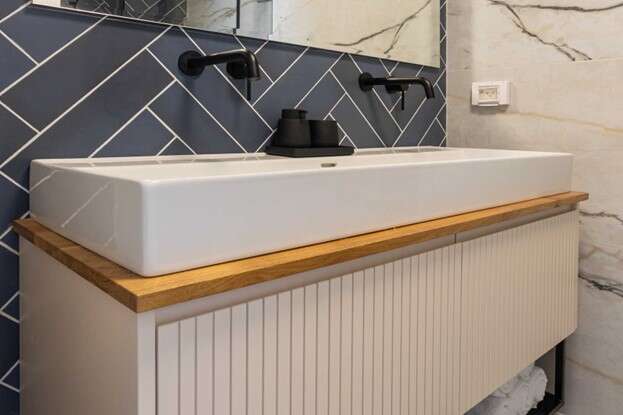 טלאים על הקיר ואריחים בכחול. | גידי בועז טלאים על הקיר ואריחים בכחול. | גידי בועז