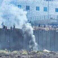 הבתים צמודים לגדר ומתנשאים מעליה. התפרעויות על גדר הביטחון בירושלים