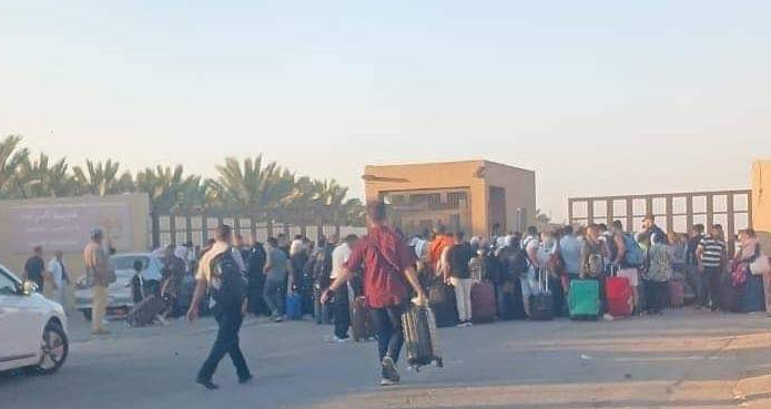 ירדנים מחכים ליד מעבר המלך חוסיין הסגור לאחר הפיגוע היום. מהרשתות הערביות