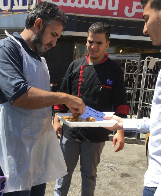 פלסטינים מחלקים ממתקים לירדן בתגובה לפיגוע במעבר אלנבי בשבוע שעבר. מהרשתות הערביות