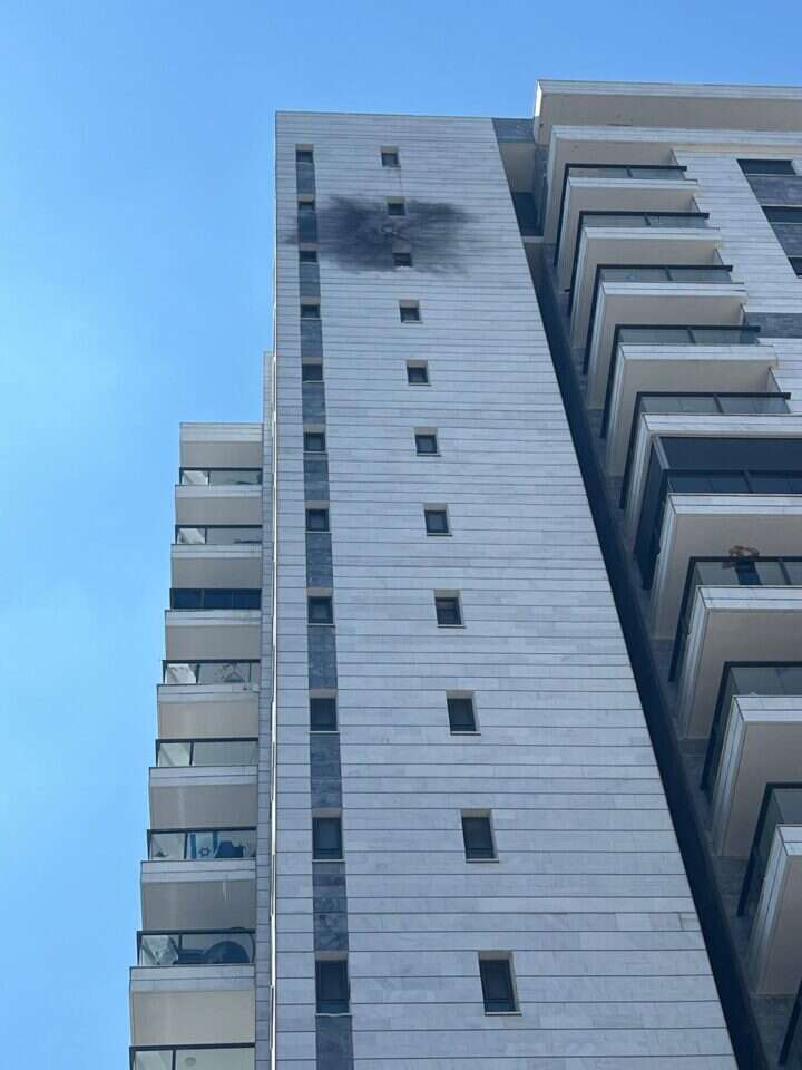 זירת הטיל שפגע בבניין בנהריה. | דוברות כב"ה