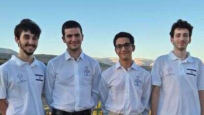 נבחרת ישראל במדעי המחשב. מימין לשמאל: אלון תנאי (זהב), דניאל ובר (זהב), אלעזר קורן (זהב), איתמר ניר (ארד). | משרד החינוך ומרכז מדעני העתיד נבחרת ישראל במדעי המחשב. מימין לשמאל: אלון תנאי (זהב), דניאל ובר (זהב), אלעזר קורן (זהב), איתמר ניר (ארד). | משרד החינוך ומרכז מדעני העתיד