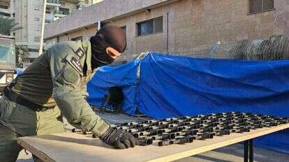 אמל"ח שנתפס במעבר רבין. משטרת ישראל אמל"ח שנתפס במעבר רבין. משטרת ישראל