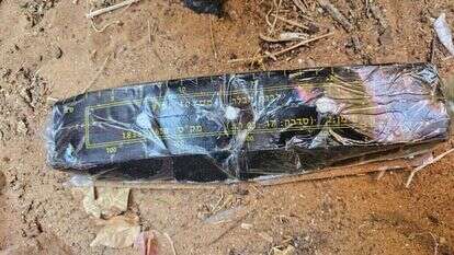 לבנת חבלה שנמצאה בשטח פתוח בחולון. | משטרת ישראל