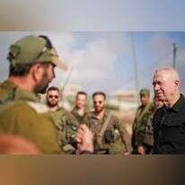 גלנט עם לוחמי חטיבה 9 בגבול הצפון. | אריאל חרמוני, משרד הביטחון