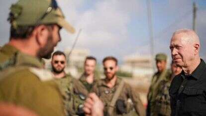 גלנט עם לוחמי חטיבה 9 בגבול הצפון. | אריאל חרמוני, משרד הביטחון