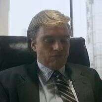 מסך מתוך הטריילר מהסרט "המתמחה" שיוקרן ברשת קולנוע "לב"