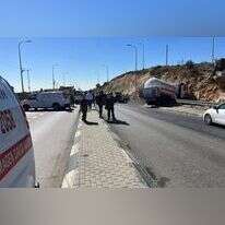 זירת הדריסה בגבעת אסף - המשאית הדורסת מצד ימין. | דוברות מד"א