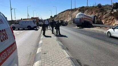 זירת הדריסה בגבעת אסף - המשאית הדורסת מצד ימין. | דוברות מד"א