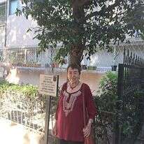 מאביה למדה על חשיבותם של ספרים. פרופ' גוברין ליד בית ילדותה. בשלט מוזכר אביה, הסופר והעורך ישראל כהן. | יאיר בן־חיים