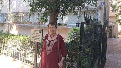 מאביה למדה על חשיבותם של ספרים. פרופ' גוברין ליד בית ילדותה. בשלט מוזכר אביה, הסופר והעורך ישראל כהן. | יאיר בן־חיים