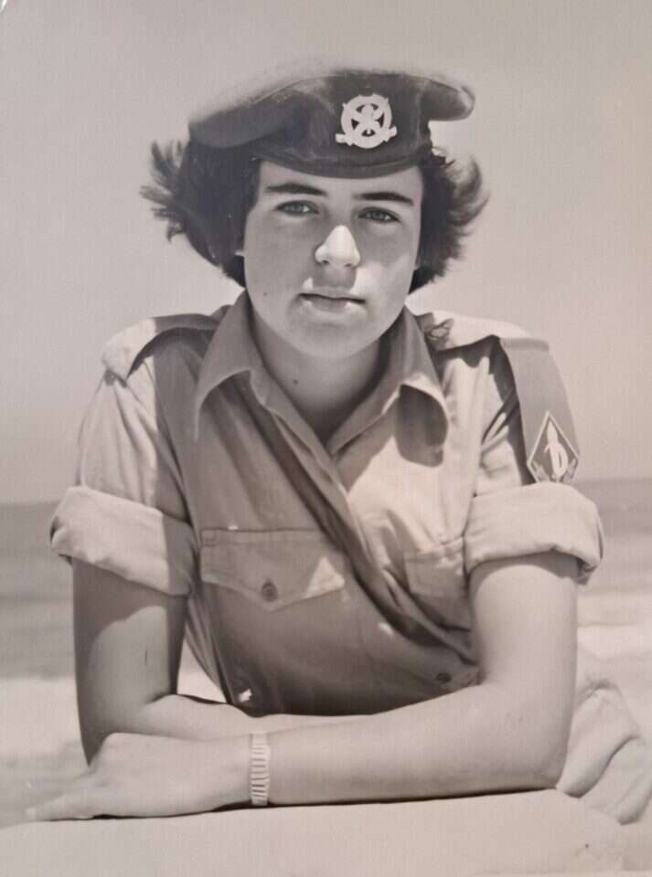 נורית גוברין כחיילת בנח''ל, 1954. | מתוך הספר