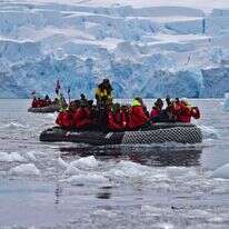 הגילוי הגדול של המשלחת הוא עיר אדירה שהקרח לא השמיד לגמרי שמסתתרת מאחורי רכס ההרים. | איי.אף.פי