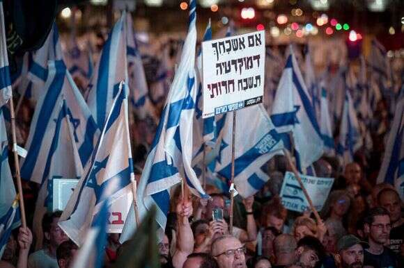 הפגנה בתל־אביב נגד הרפורמה המשפטית, ספטמבר 2023. | אבשלום ששוני, פלאש 90 הפגנה בתל־אביב נגד הרפורמה המשפטית, ספטמבר 2023. | אבשלום ששוני, פלאש 90