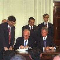 שלום עם אויבים. רבין, קלינטון וערפאת חותמים על הסכמי אוסלו, 1993. | אבי אוחיון, לע"מ