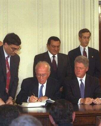 שלום עם אויבים. רבין, קלינטון וערפאת חותמים על הסכמי אוסלו, 1993. | אבי אוחיון, לע"מ שלום עם אויבים. רבין, קלינטון וערפאת חותמים על הסכמי אוסלו, 1993. | אבי אוחיון, לע"מ