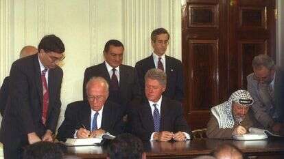 שלום עם אויבים. רבין, קלינטון וערפאת חותמים על הסכמי אוסלו, 1993. | אבי אוחיון, לע"מ שלום עם אויבים. רבין, קלינטון וערפאת חותמים על הסכמי אוסלו, 1993. | אבי אוחיון, לע"מ