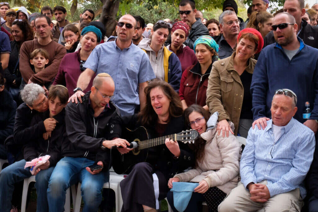 החיים עומדים להיות קשים. עדי נאה בלוך בהלוויית בנה. | גרשון אלינסון, פלאש 90