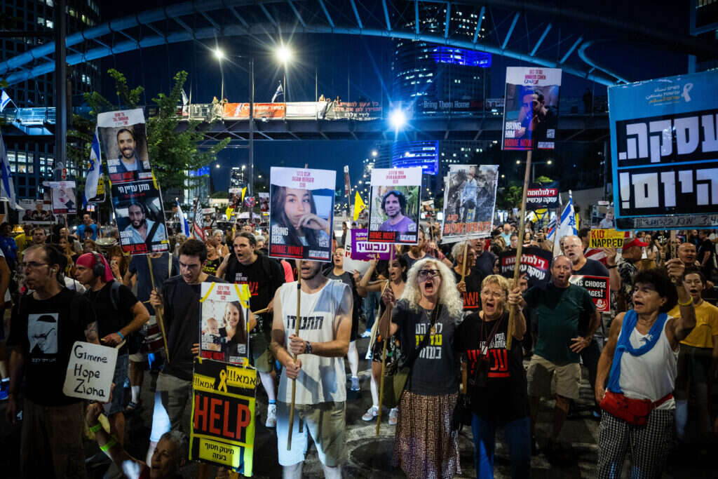 הפגנה למען עסקת חטופים בתל־אביב. | יונתן זינדל, פלאש 90