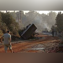 הכביש המוביל למרכז המחקר לאחר התקיפה הישראלית