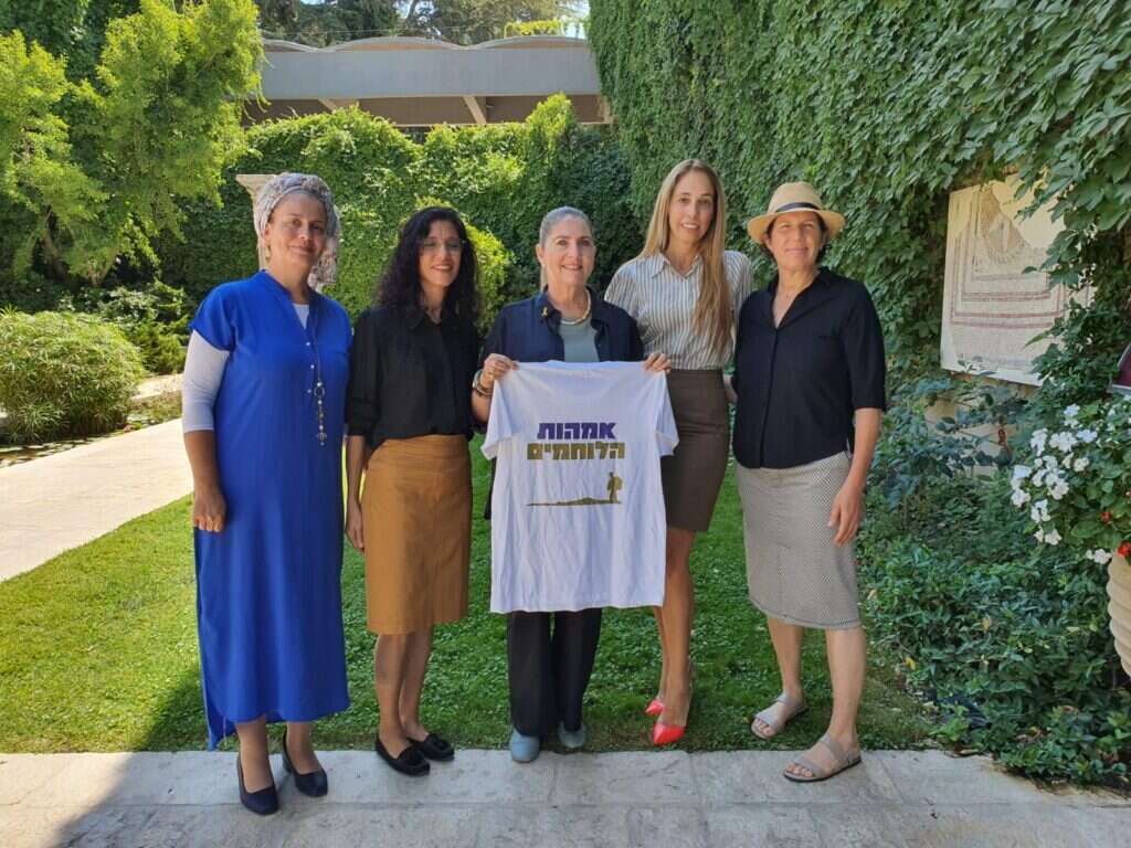 אימהות הלוחמים עם אשת הנשיא, גב' מיכל הרצוג. | אימהות הלוחמים