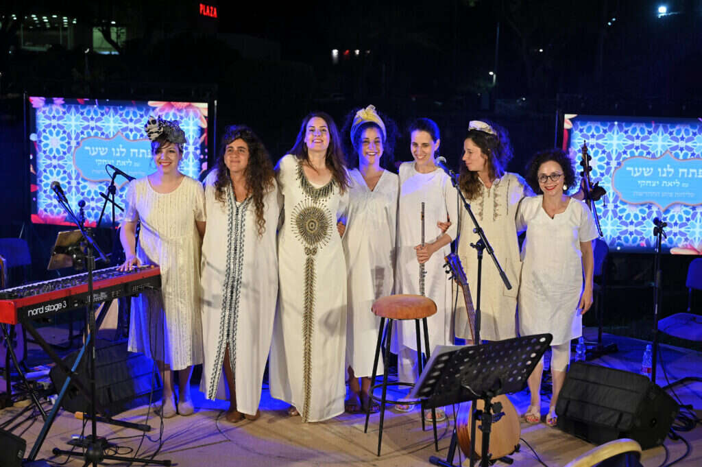 ליאת יצחקי במופע עם אנסמבל אלבי. | ברק דיגיטל