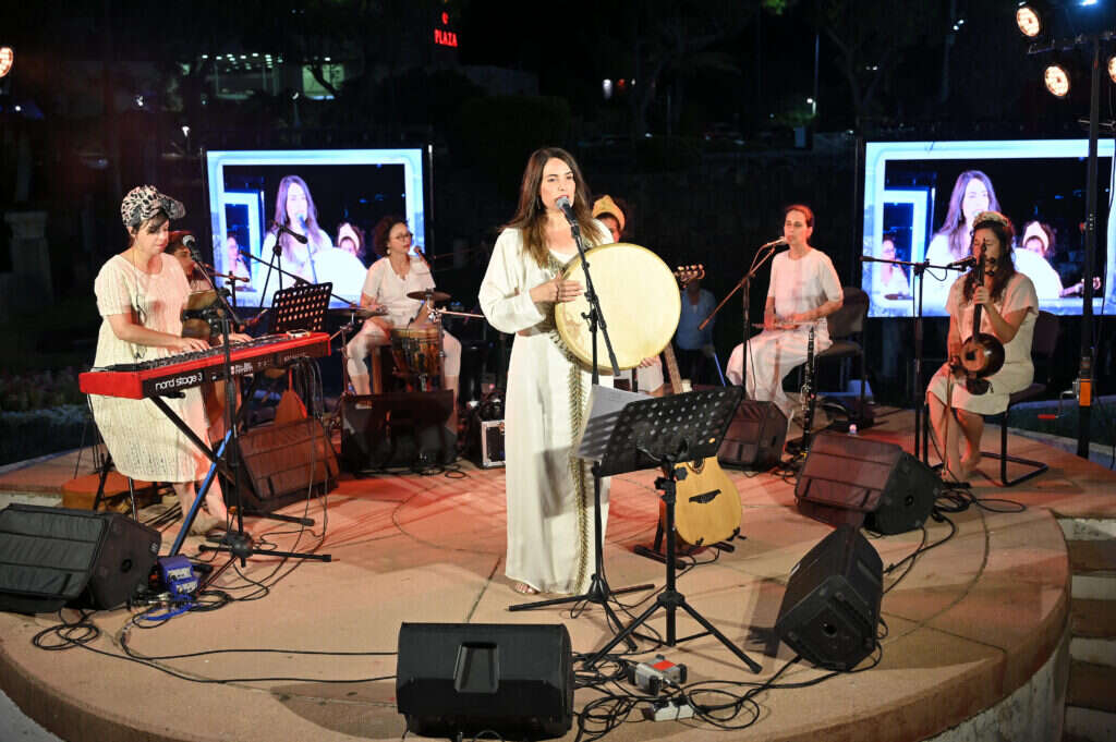 ליאת יצחקי במופע עם אנסמבל אלבי. | ברק דיגיטל