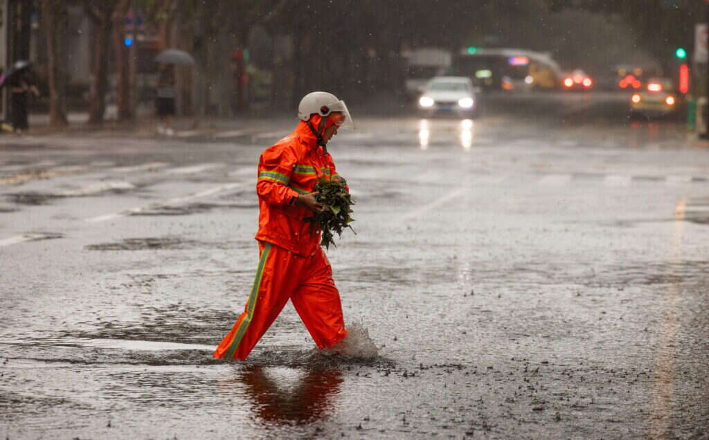 סופת טייפון בשאנגחאי. | EPA/ALEX PLAVEVSKI