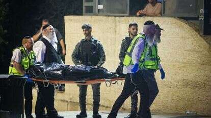 פינוי גופת המחבל בפיגוע בשער שכם. | חיים גולדברג