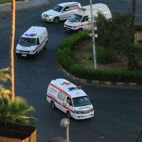 אמבולנסים מבהילים פצועים לבית חולים בלבנון. | AFP