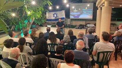 גיבור בסלון. | יניב כאדר