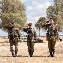 אל"מ טל אשור, תא"ל ברק חירם ואל"מ גיל ורנר בטקס חילופי מח"ט הדרומית. | דו"צ