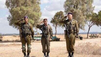 אל"מ טל אשור, תא"ל ברק חירם ואל"מ גיל ורנר בטקס חילופי מח"ט הדרומית. | דו"צ אל"מ טל אשור, תא"ל ברק חירם ואל"מ גיל ורנר בטקס חילופי מח"ט הדרומית. | דו"צ