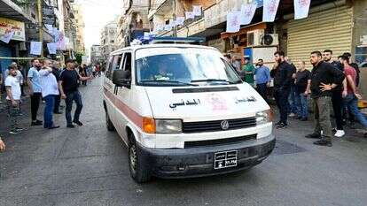 אמבולנס ברחובות ביירות. | EPA