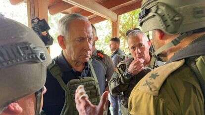 בגנות המגרעות ובשבח האיפוק. נתניהו בסיור בקיבוץ בארי, אוקטובר 2023. | אבי אוחיון, לע"מ